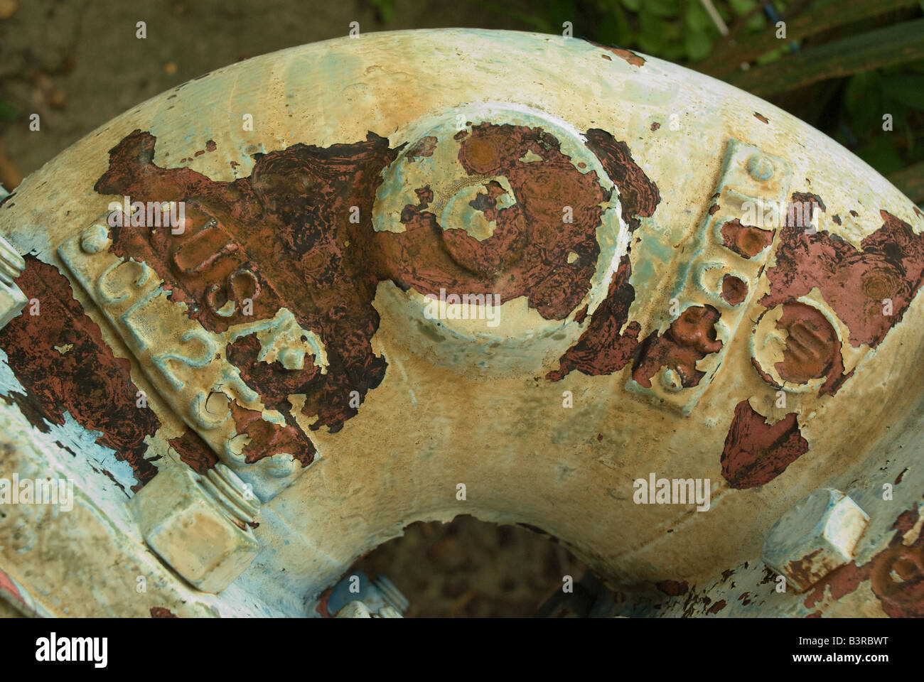 Une section de rusty un vieux tuyau d'eau Banque D'Images