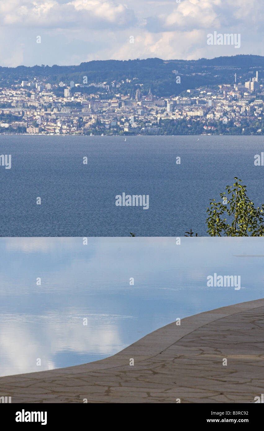 Piscine à débordement au Lac Leman Evian Royal Resort France Banque D'Images