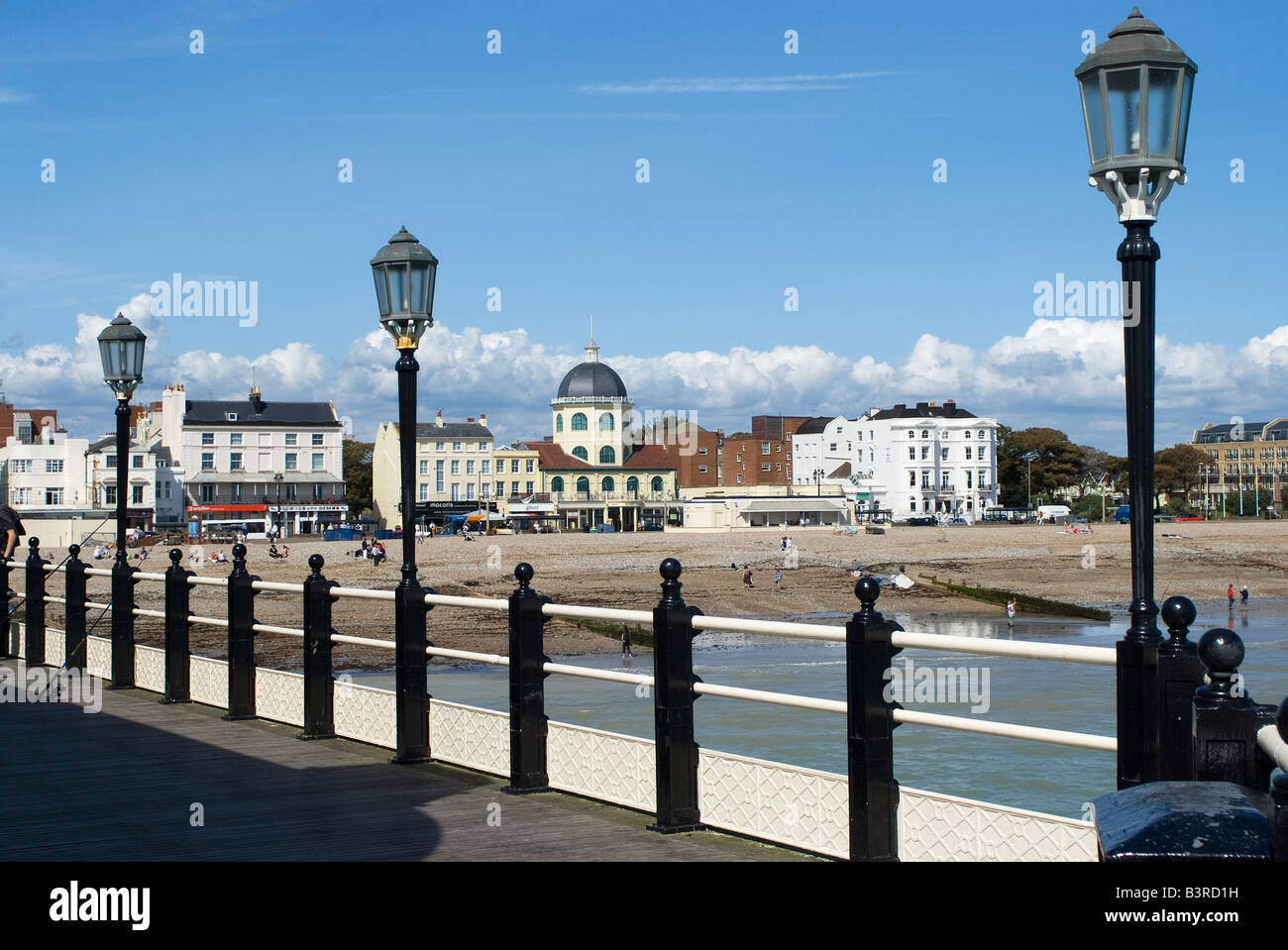 Propriétés de bord de mer vu de la jetée de Worthing West Sussex England Banque D'Images