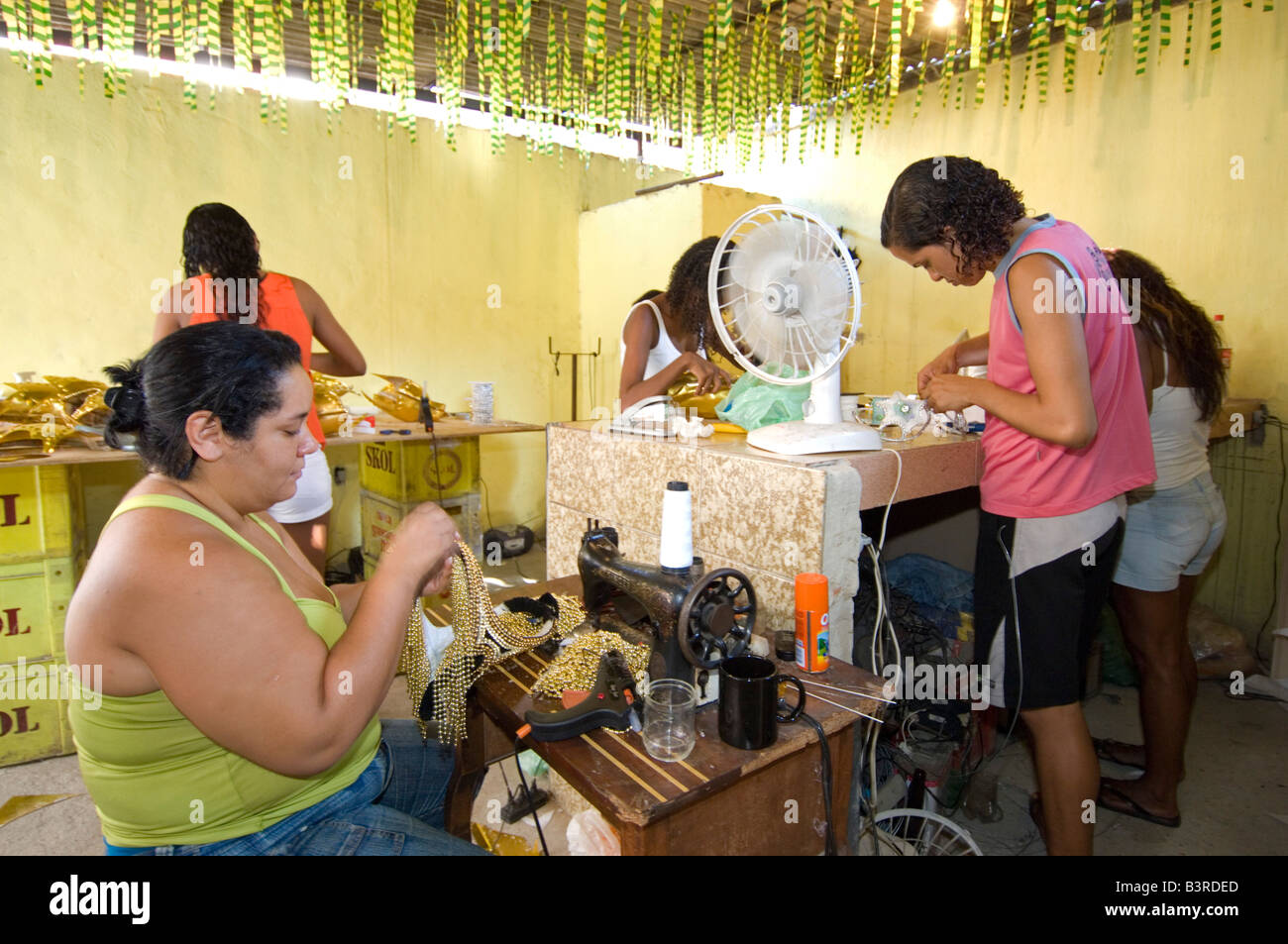 Les femmes et les filles brésiliennes locales préparer des costumes pour le carnaval de Rio dans la Cité de Dieu (Cidade de Deus) Favela. Banque D'Images