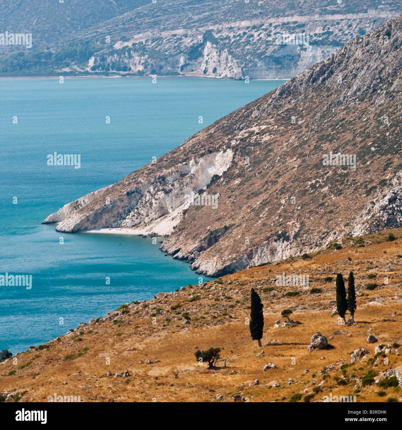 Le spectaculaire littoral le long du côté nord-est du golfe d'Argostoli Céphalonie, Grèce Banque D'Images