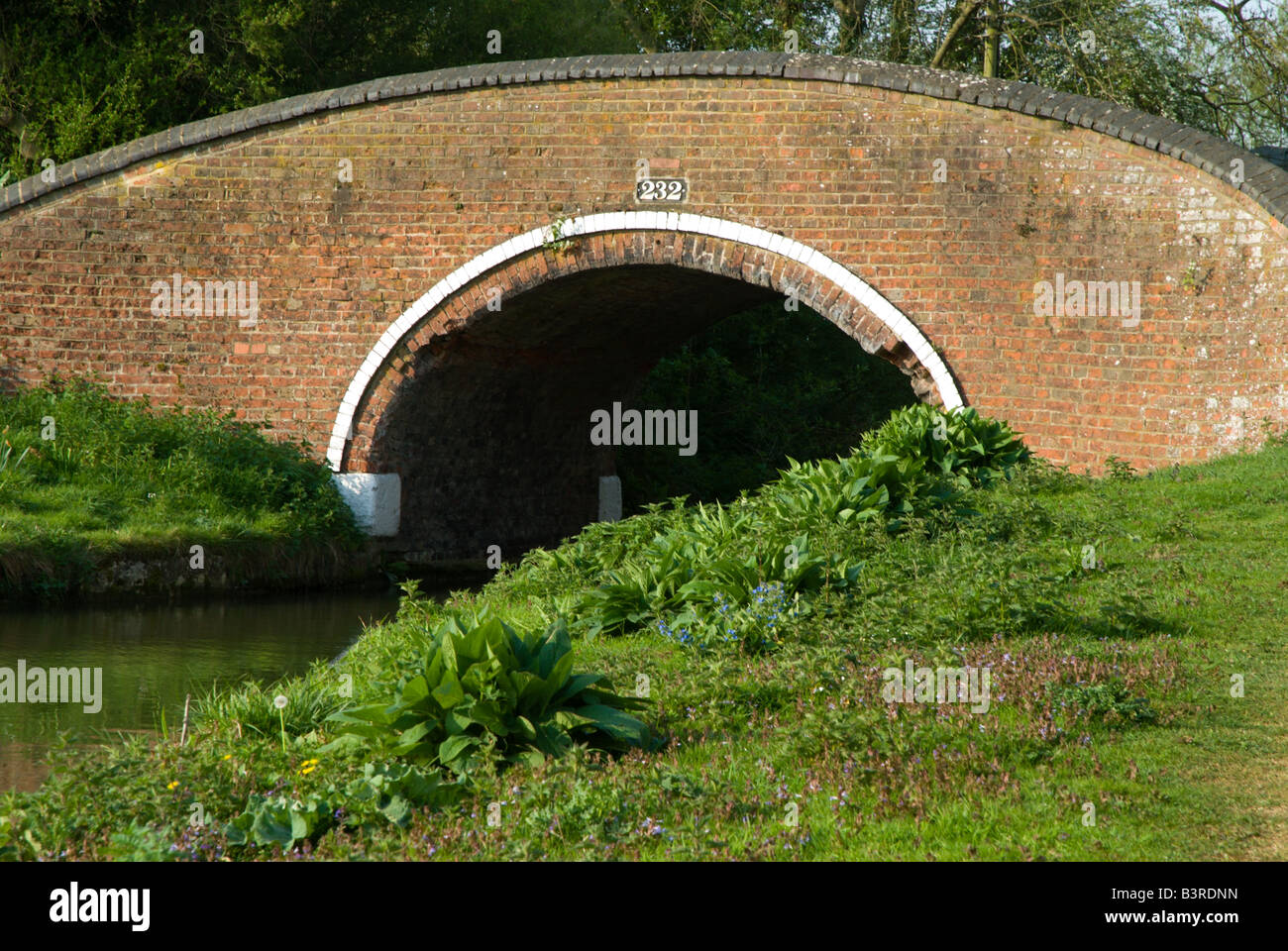 Le Pont de l'arche en brique rouge 232 s'étend sur le canal d'Oxford juste au nord d'Oxford UK Banque D'Images