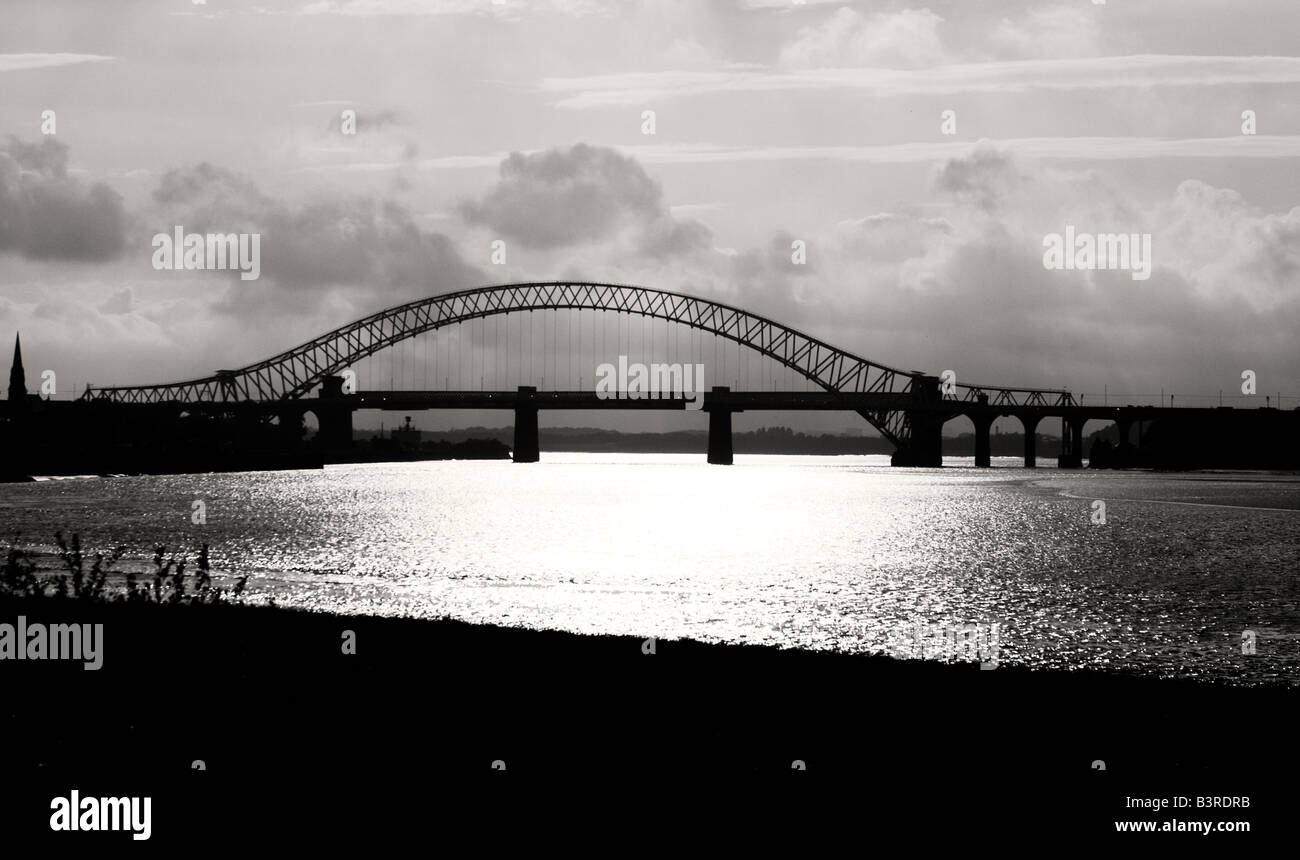 Runcorn Bridge dans la soirée Banque D'Images