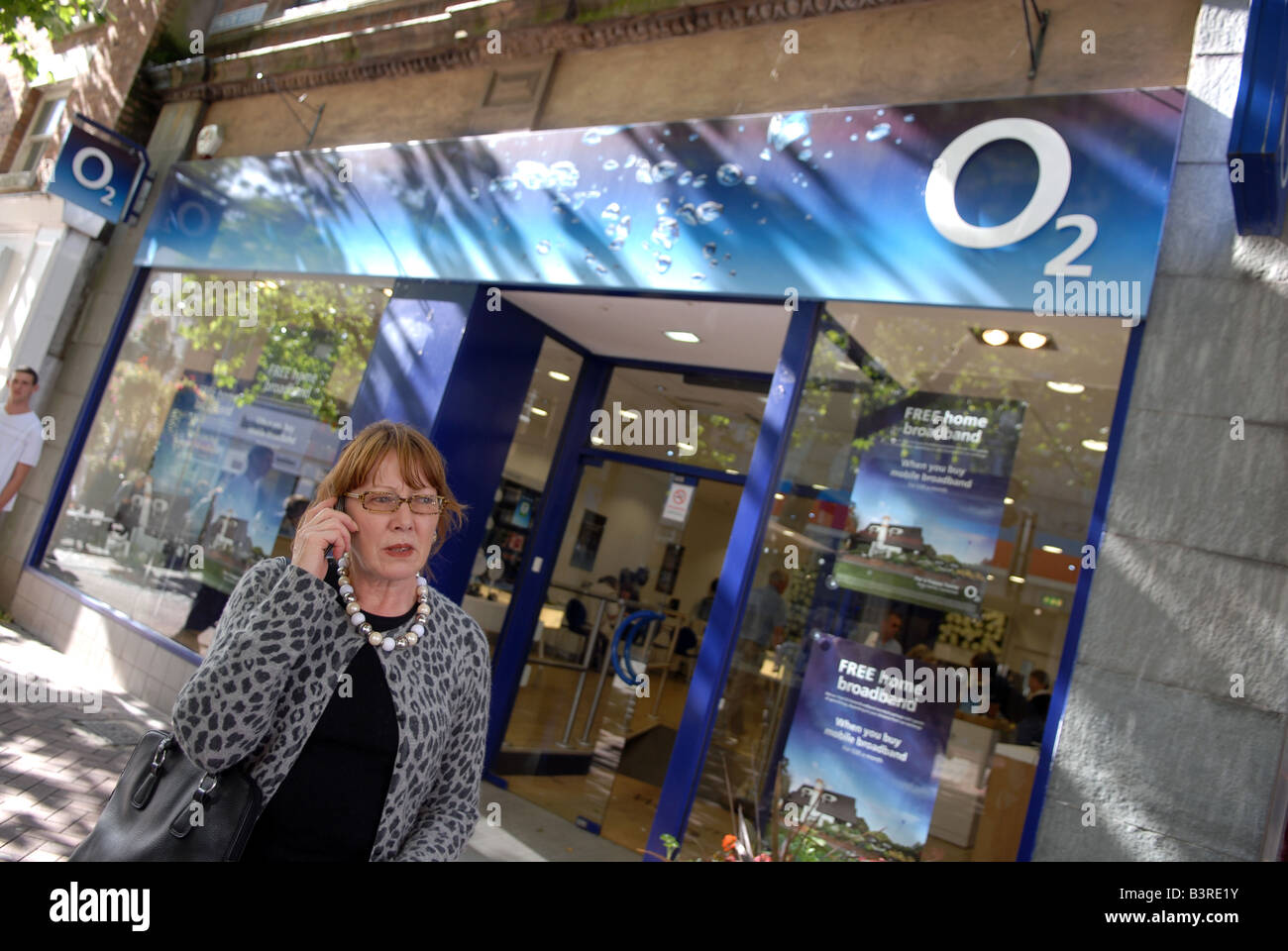 Femme à l'aide de téléphone mobile à l'extérieur de l'O2 shop à Shrewsbury Banque D'Images