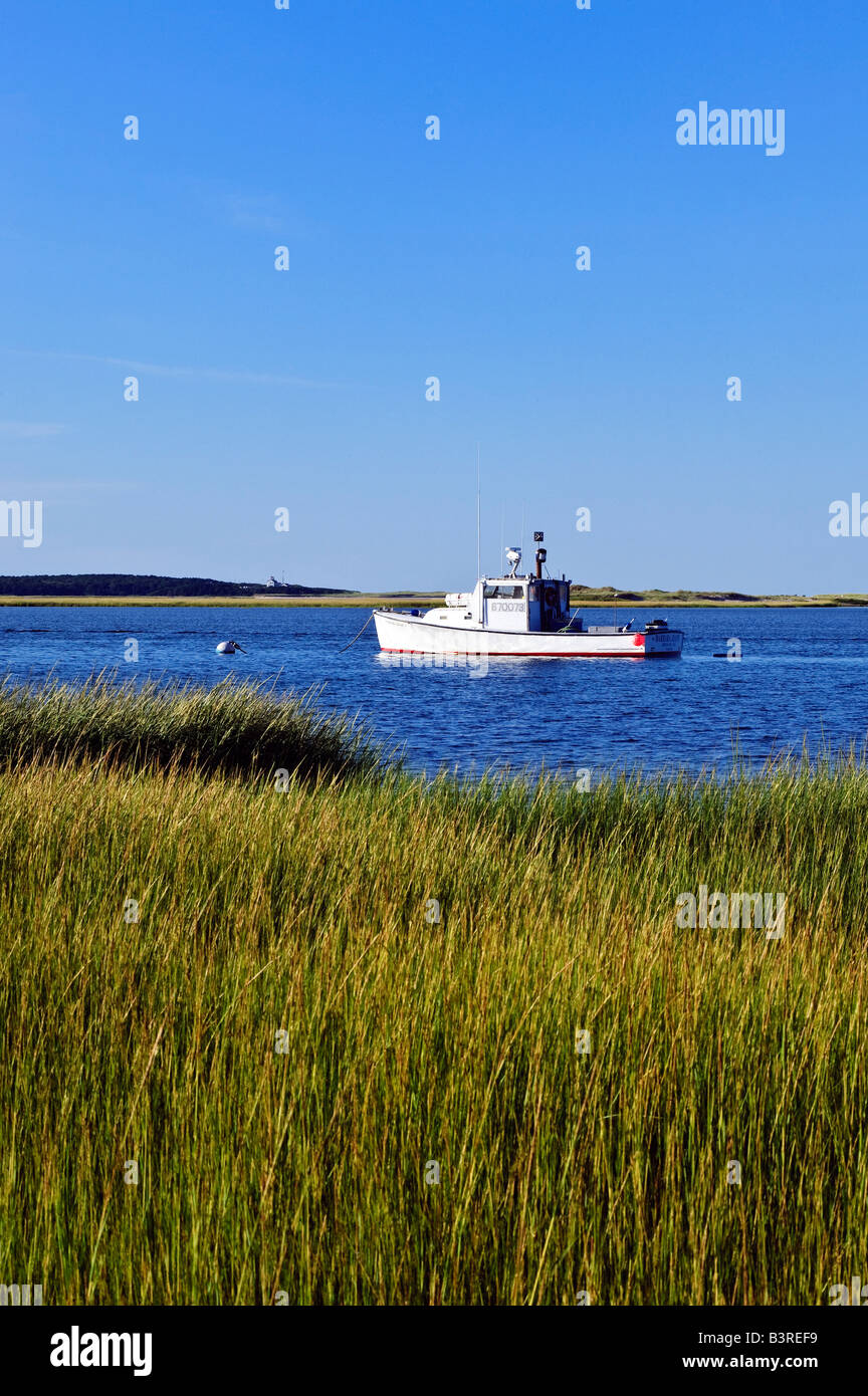 Le homard bateau amarré dans le port de Nauset Orleans Cape Cod, MA USA Banque D'Images