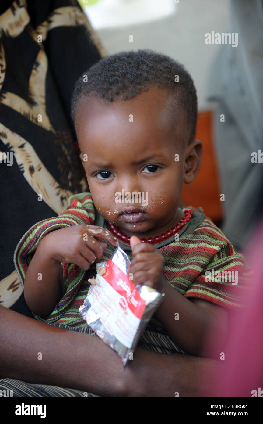 Enfant de manger des aliments thérapeutiques Plumpy Nut un composé d'huile de la pâte d'arachide et de vitamines pour les enfants souffrant de malnutrition. gravement Banque D'Images