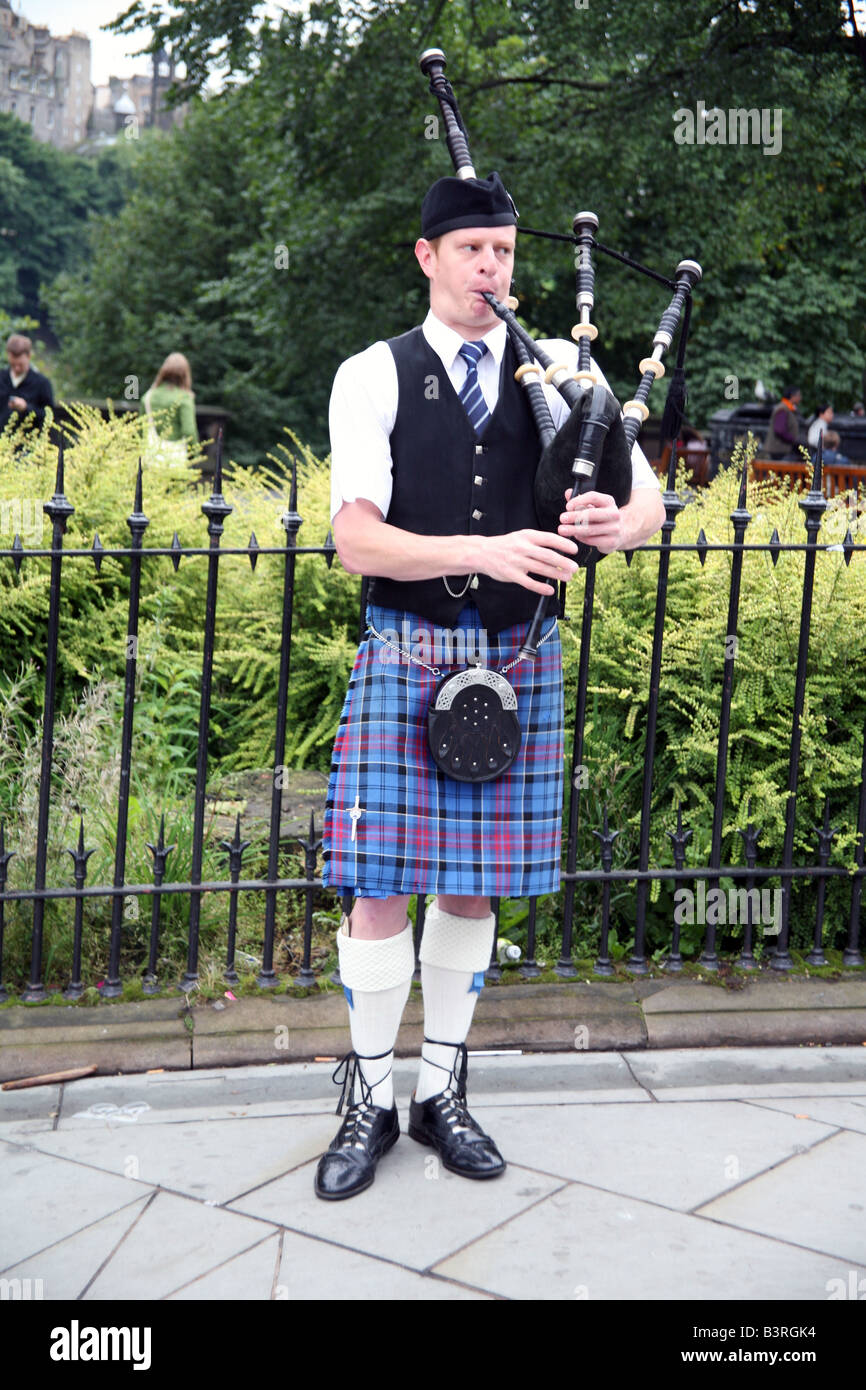 Piper écossais traditionnel sur Princes Street à Edimbourg Banque D'Images