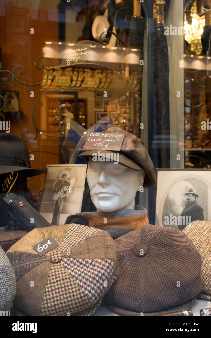 Boutique de produits en cuir pour hommes traditionnels gants, chapeaux et  accessoires de mode sur les Galeries Royales Saint-Hubert à Bruxelles  Belgique Photo Stock - Alamy