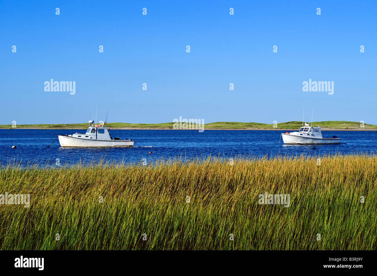 Bateaux amarrés dans le port de Nauset Orleans Cape Cod, MA USA Banque D'Images