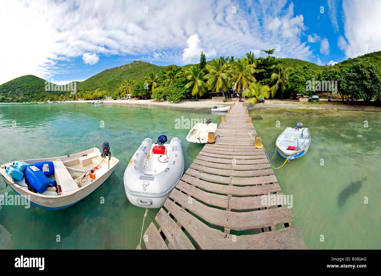 Bateaux sur une jetée près de Foxys Bar sur Jost Van Dyke dans les îles Vierges britanniques dans les Caraïbes United Kingdom Banque D'Images
