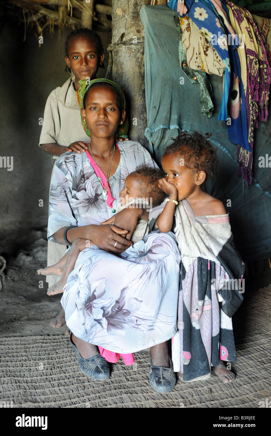 Workenish Jemal et ses deux enfants à son domicile dans le sud de l'Éthiopie des Woreda Mareko Banque D'Images