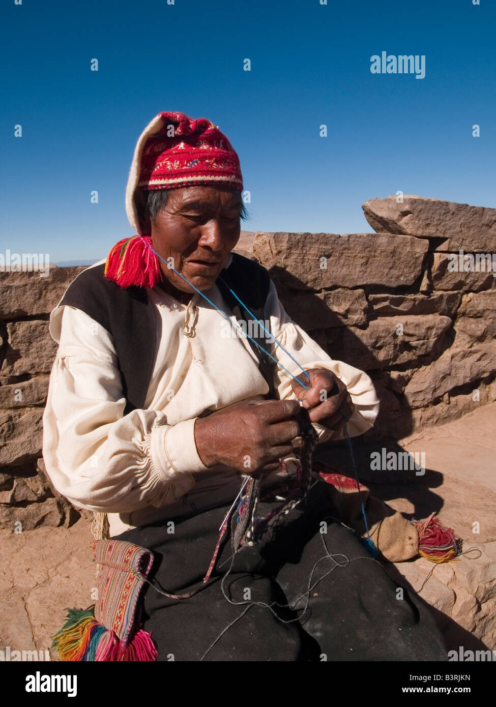 Homme Taquilean le tricot, l'île de Taquile sur le lac Titicaca, Pérou Banque D'Images