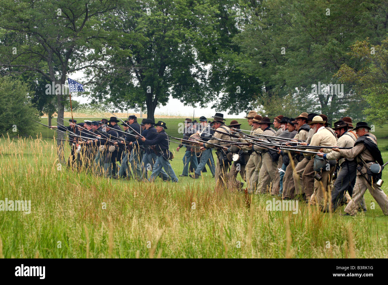 Des soldats de l'Union et des Confédérés s'avancer vers la foule à une guerre civile Reenactment Campement Banque D'Images