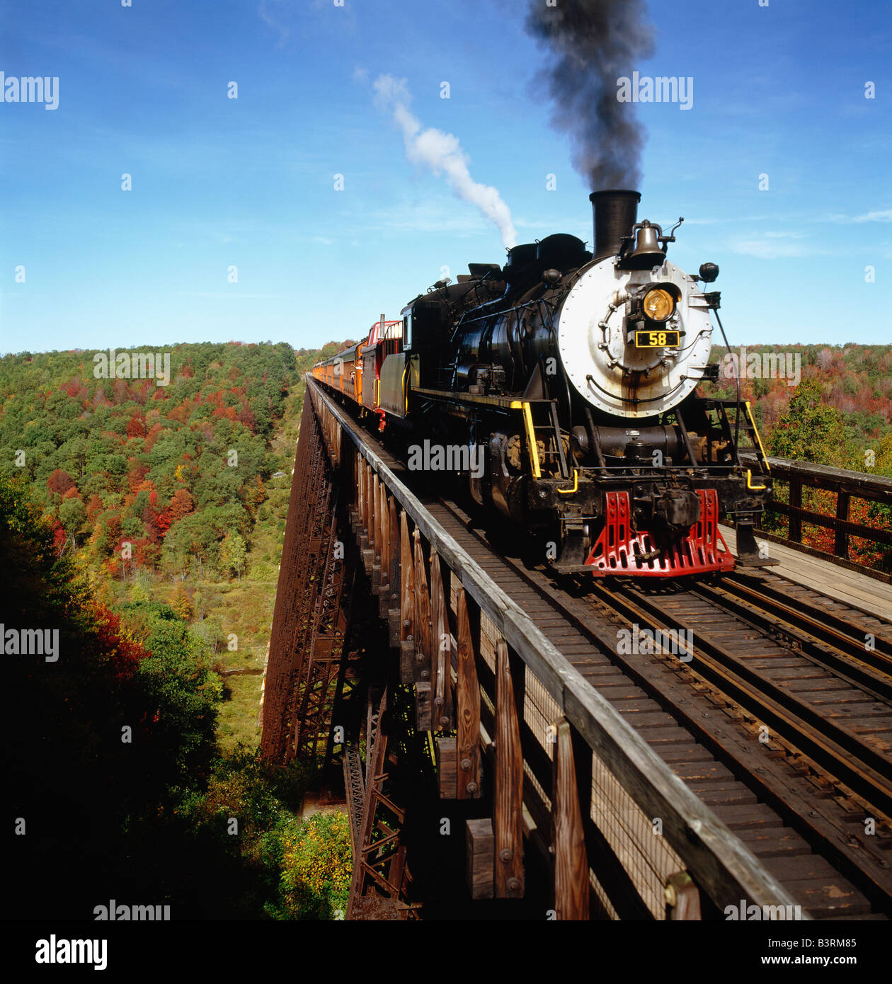 Locomotive à vapeur d'excursion et de train traversant le viaduc Kinzua Bridge State Park, Kinzua Banque D'Images