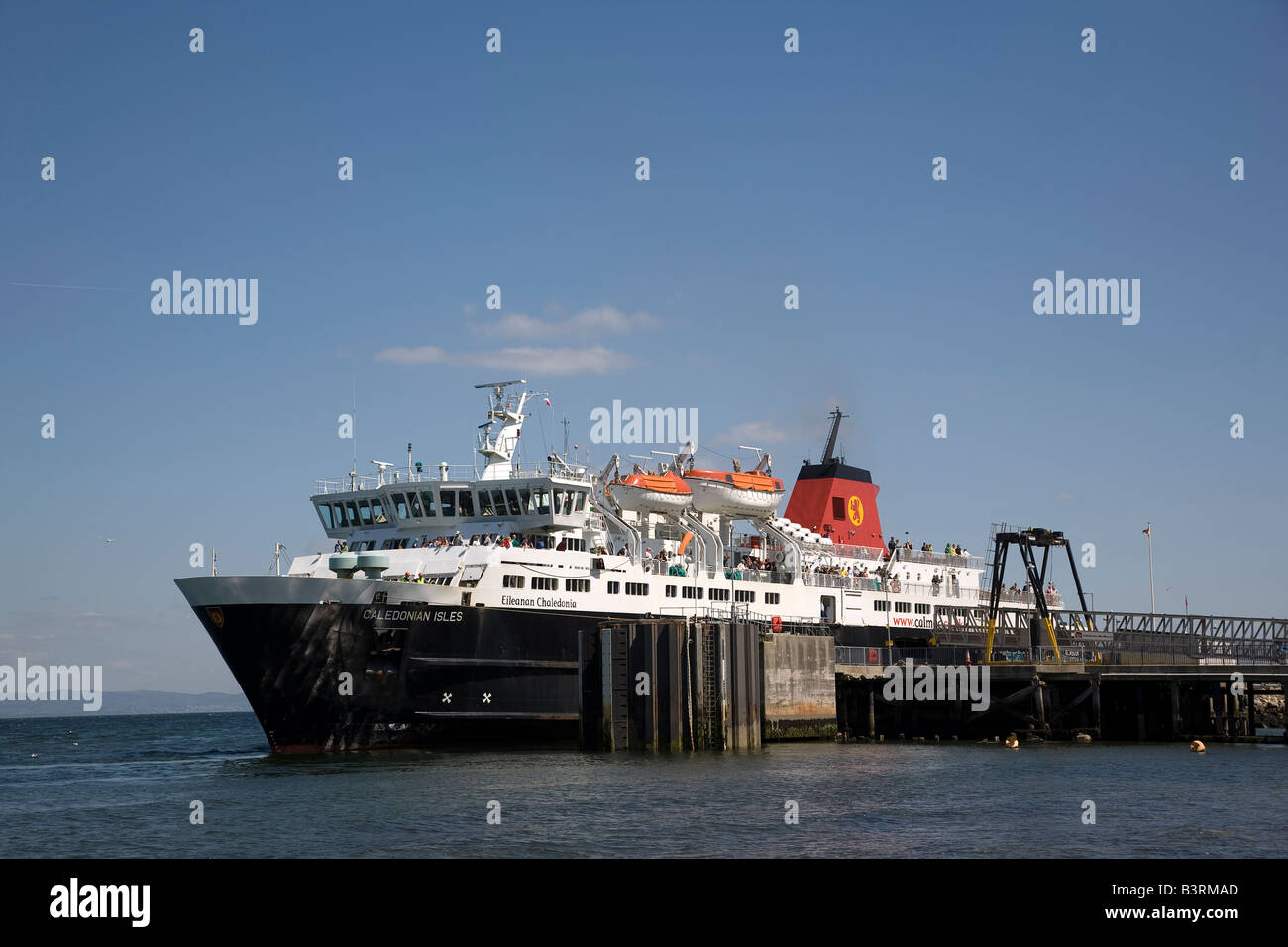 Le Chaledonia Eileanan MV Caledonian Isles traversier a accosté à Brodick sur l'île d'Arran Banque D'Images