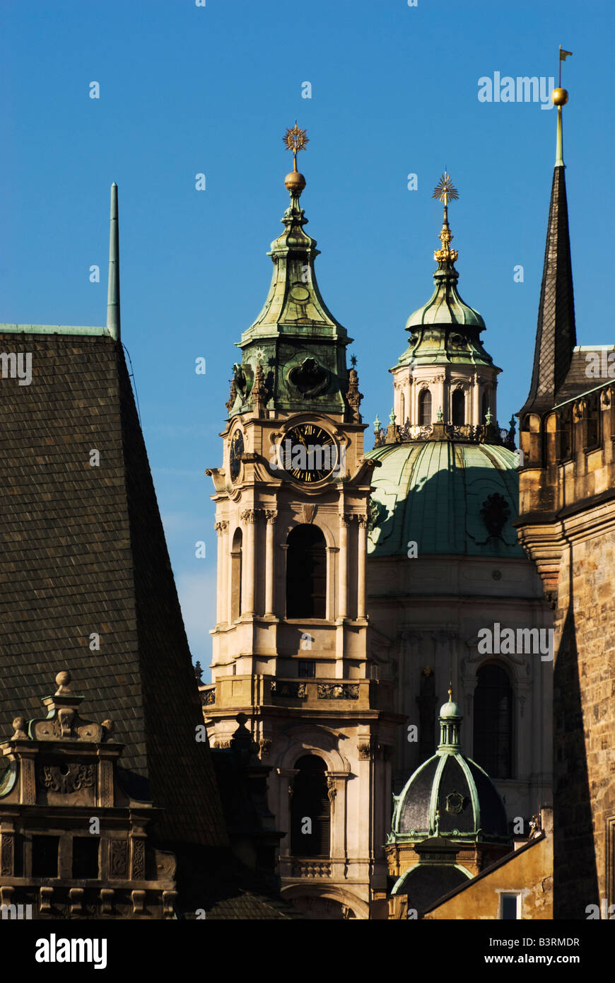 Vue sur le pont Charles à l'église St Nicolas. Prague, République Tchèque Banque D'Images