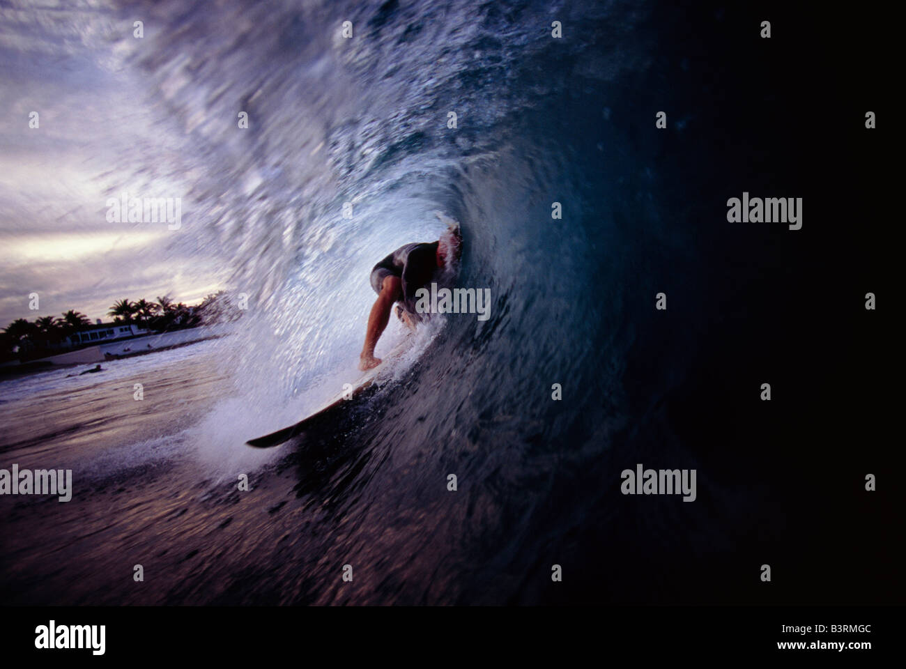 Surfer dans le tube d'une vague de Palm Beach en Floride Banque D'Images