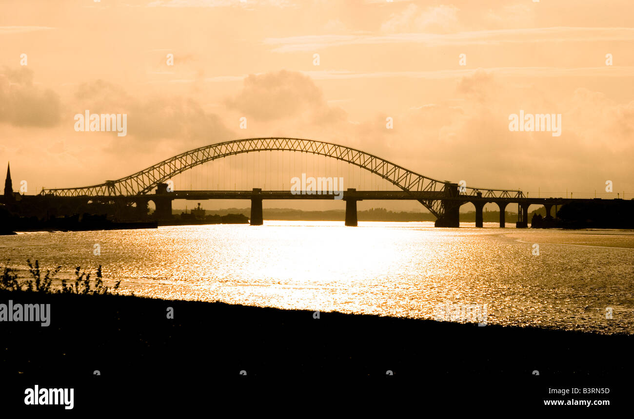 Runcorn Bridge dans la soirée Banque D'Images