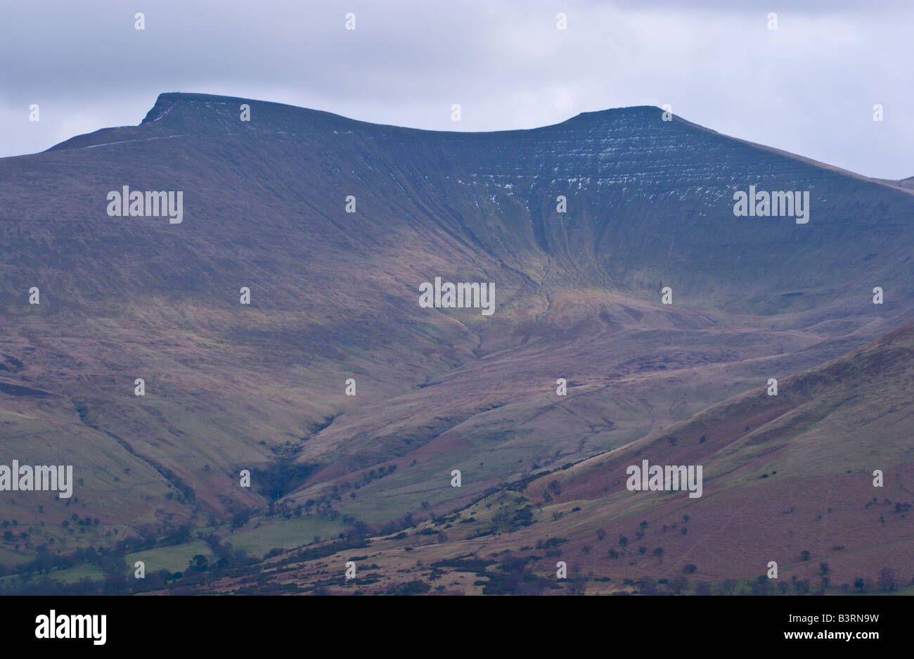 Pen Y Fan et du maïs commun Illtyd Mynydd vu de près de Brecon Powys Pays de Galles Royaume-uni le jour de printemps terne Banque D'Images