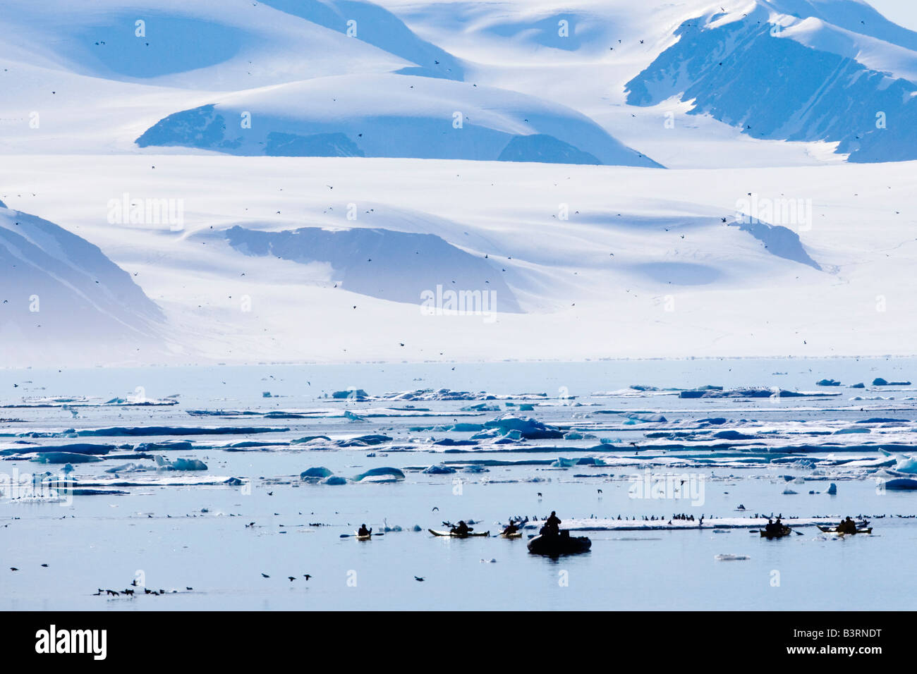 Les kayakistes par iceberg au large de la côte du Nunavut, Canada Banque D'Images