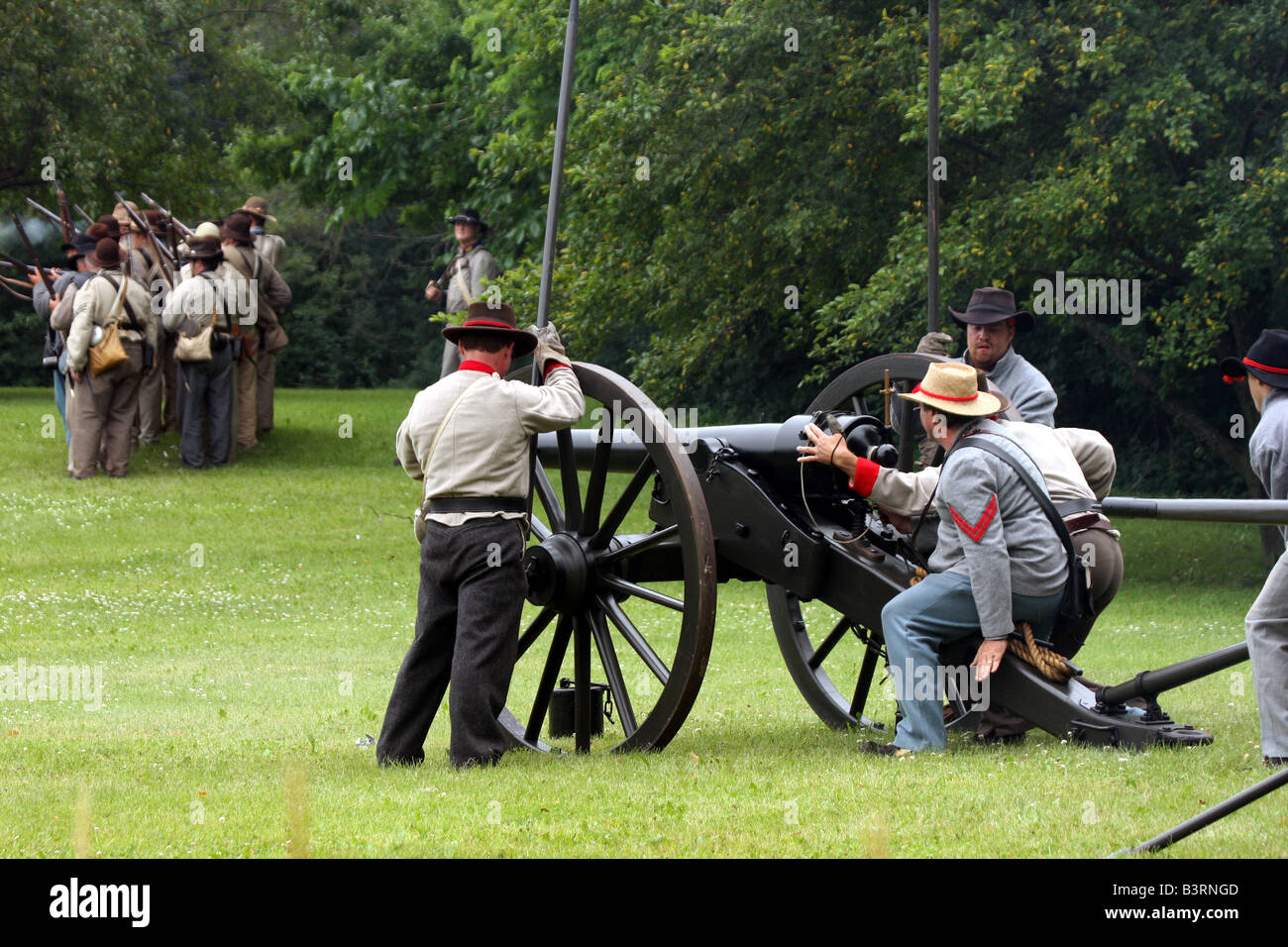 Les soldats confédérés tirant un canon au cours d'une bataille dans une guerre civile Reenactment Campement Banque D'Images