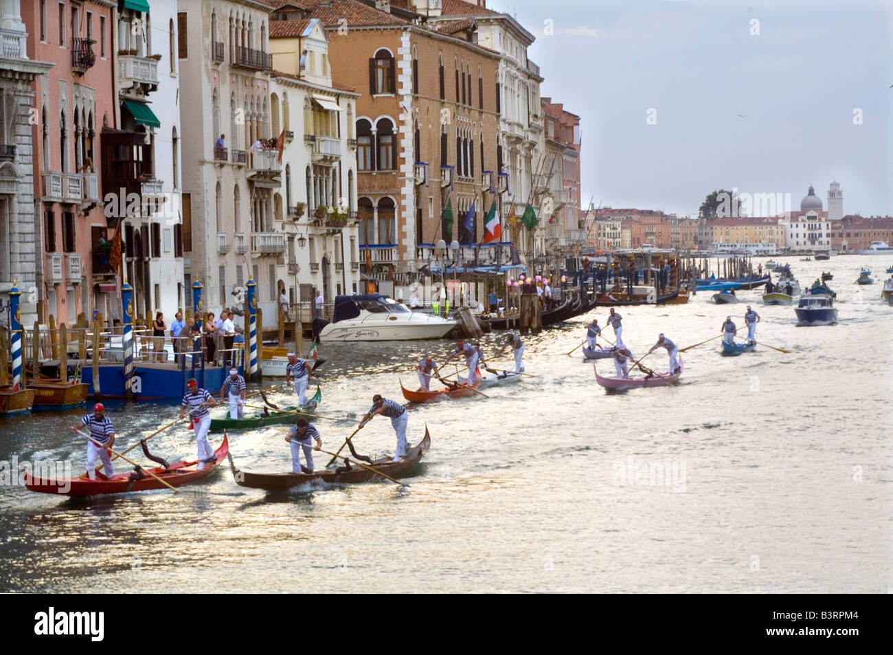 L'homme deux courses en gondole sur le Grand Canal à Venise pour la régate historique qui a lieu chaque septembre Banque D'Images