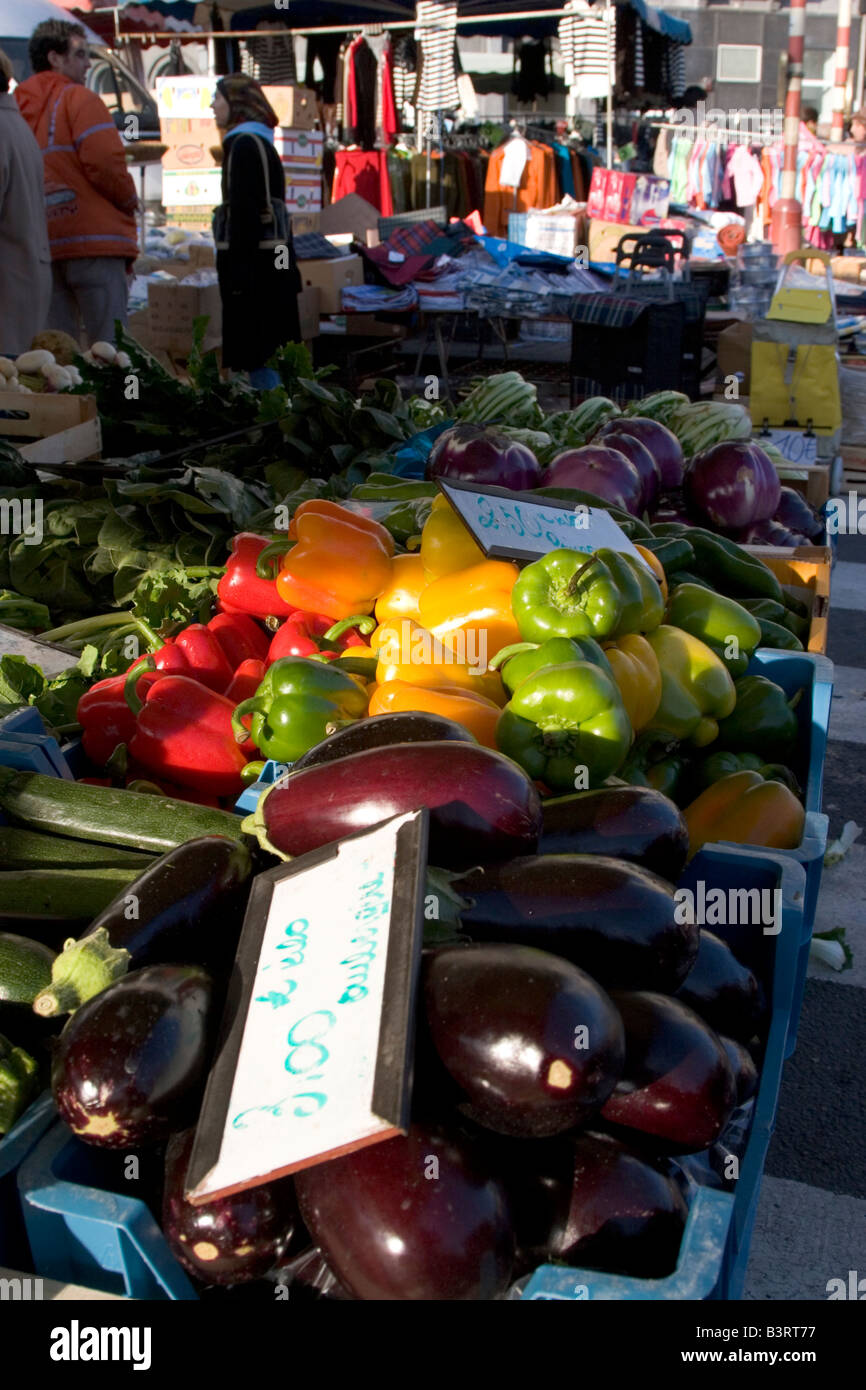 Un lumineux matin Midi au marché, l'un des plus grands marchés en plein air qui a lieu chaque dimanche à proximité de la Gare du Midi à Bruxelles Belgique Banque D'Images