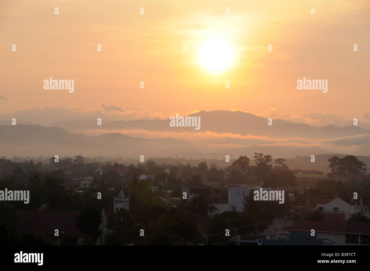 Le lever du soleil sur la ville de Kon Tum Hauts Plateaux du centre Vietnam Banque D'Images