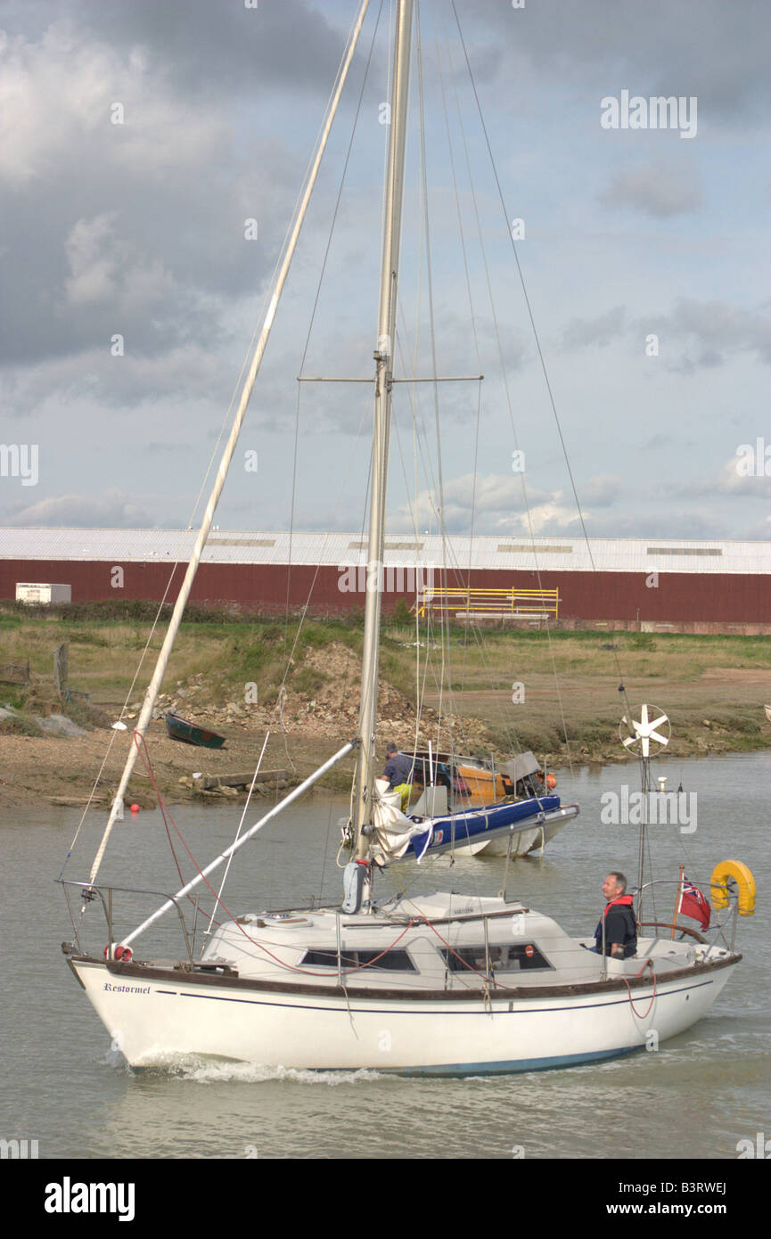 Yacht à voile blanc marée haute cabine terrain plat rye East Sussex Banque D'Images