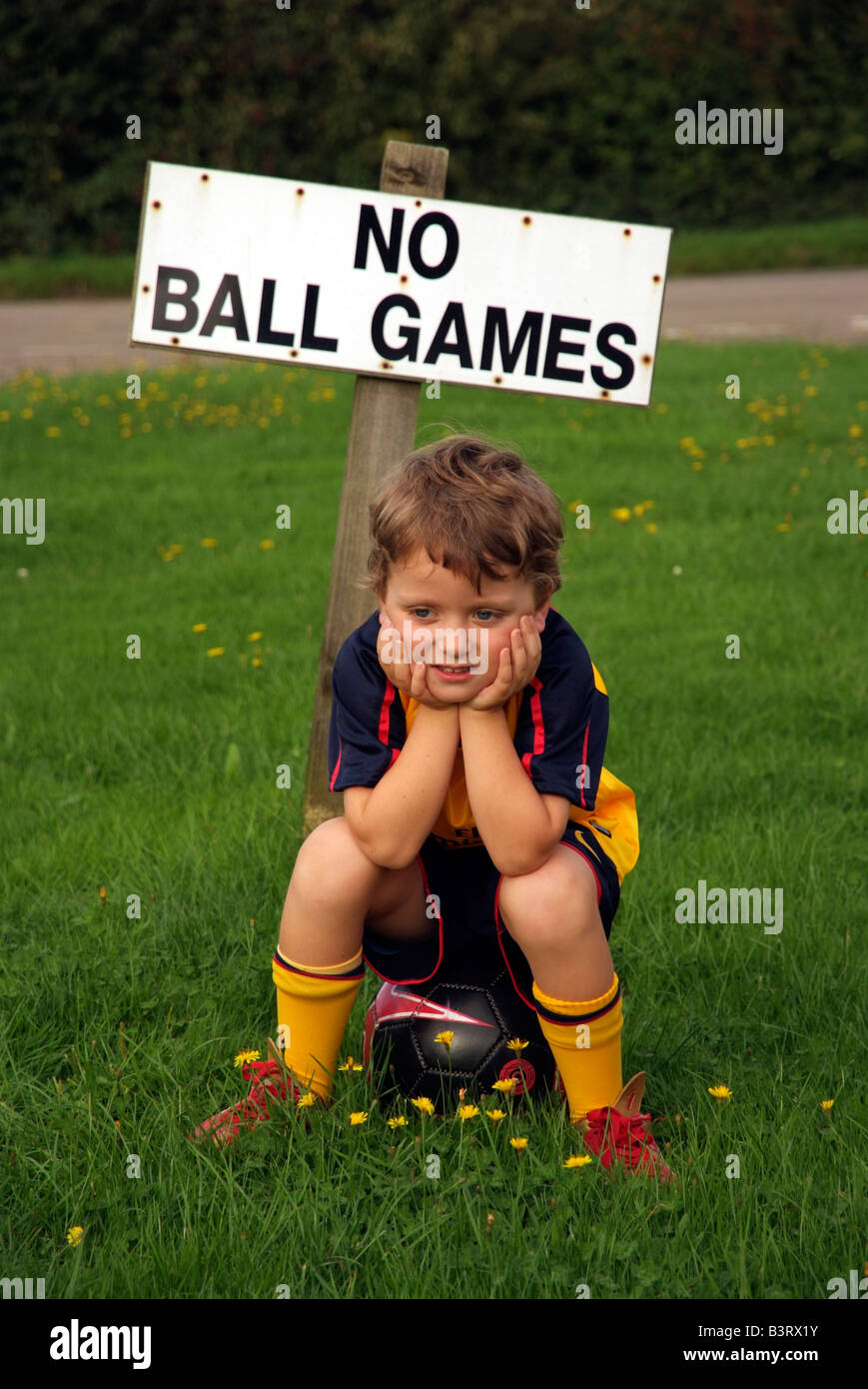 Petit garçon et l'équipe de soccer football portant des peuplements avec une kit no ball jeux inscription nulle part pour jouer Banque D'Images