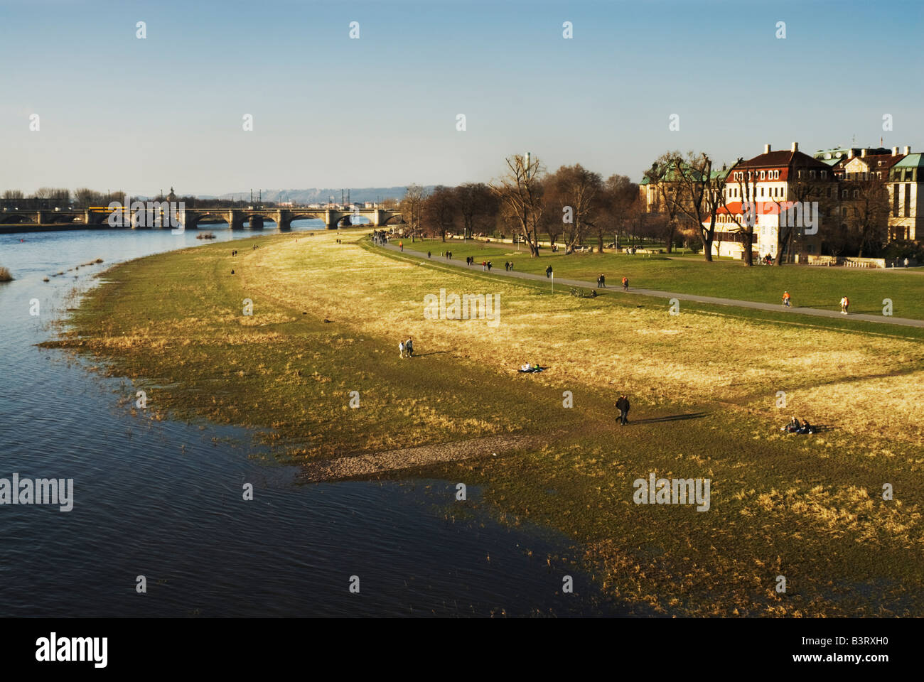 Vue sur Dresde du Augustusbrucke à l'aube le long de l'Elbe. Les coureurs courent le long de la piste cyclable. Allemagne Banque D'Images