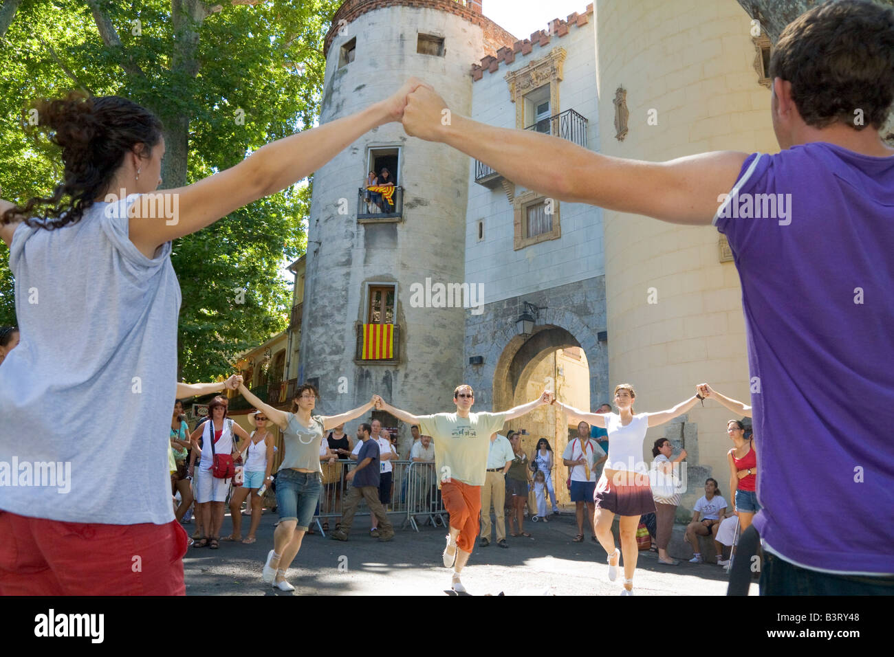 Sardana danse danseurs lors de la 51e 'Concours de Sardanes' sur la Place de la République à Céret dans le sud de la France Banque D'Images
