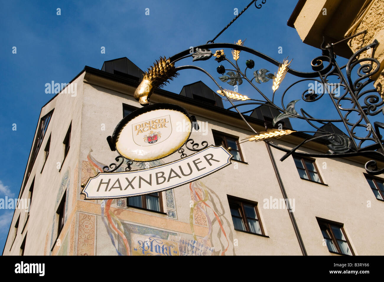 Pour l'inscription en fer forgé Haxnbauer restaurant qui sert une cuisine traditionnelle bavaroise dans la ville de Munich, capitale de la Bavière en Allemagne Banque D'Images