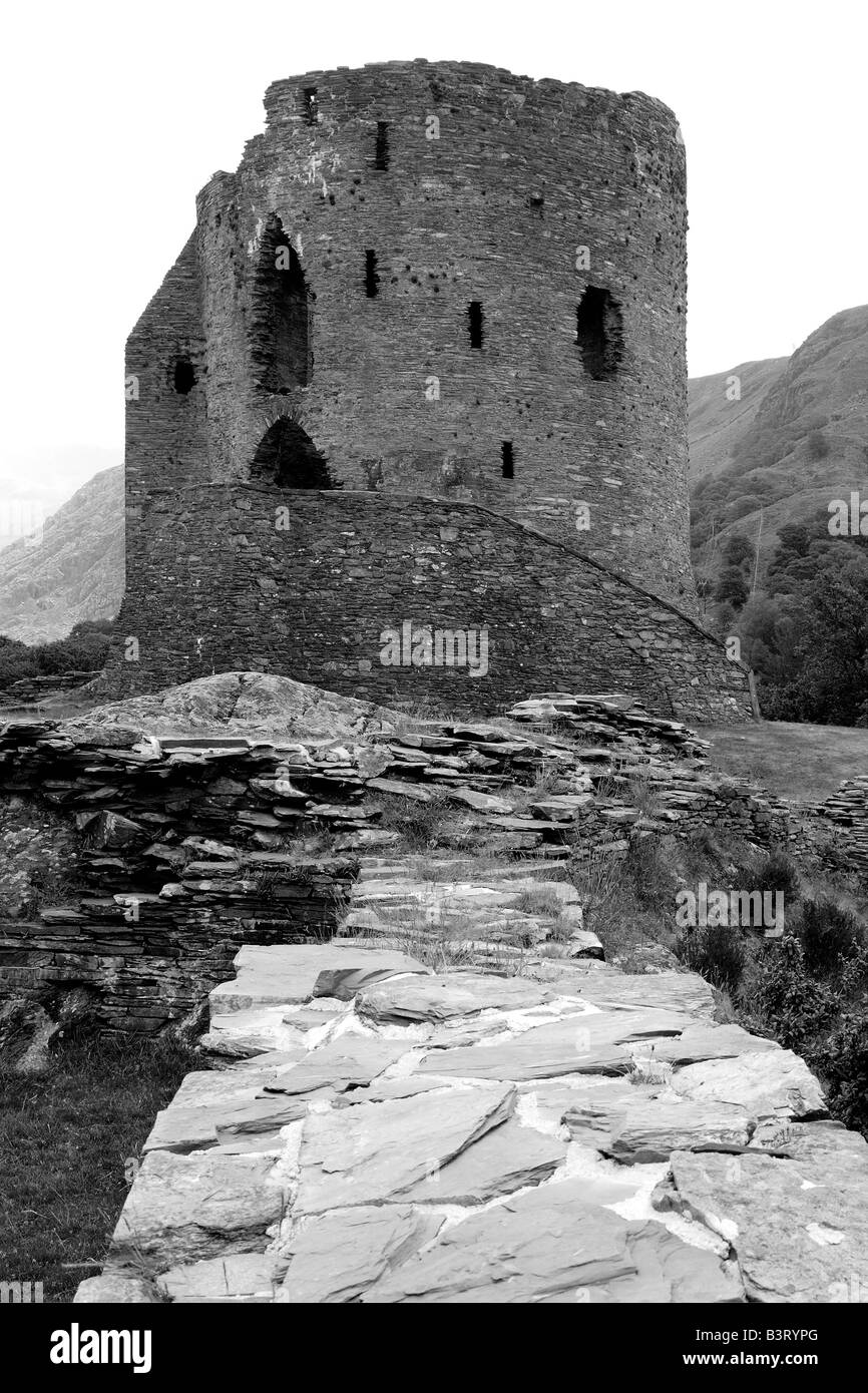 Le Château de Dolbadarn garder abandonné sur les rives de Llyn Padarn près de Llanberis dans le parc national de Snowdonia au nord du Pays de Galles Banque D'Images