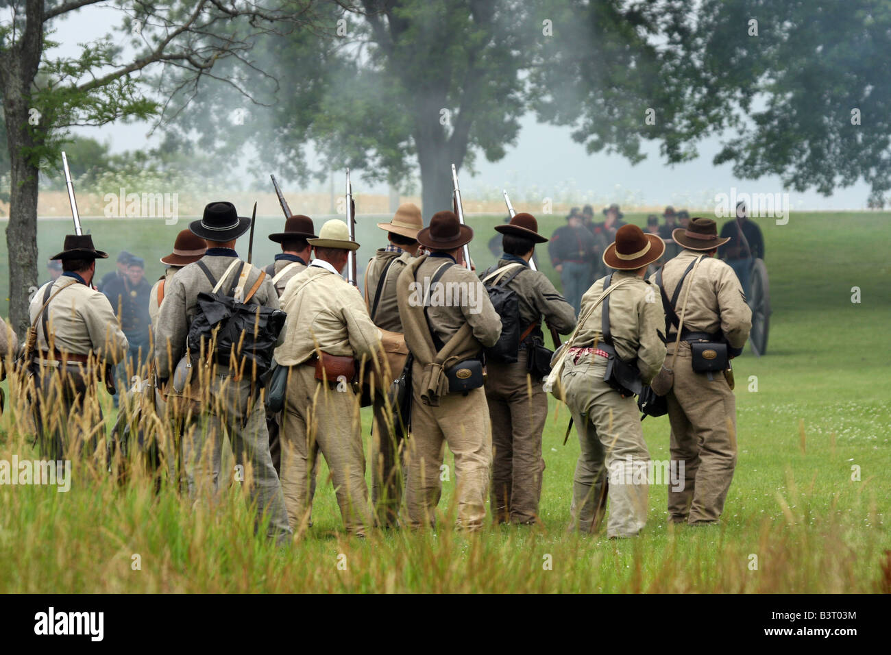 Des soldats de l'Union et des Confédérés s'affrontent au cours d'une bataille à une guerre civile Reenactment Campement Banque D'Images