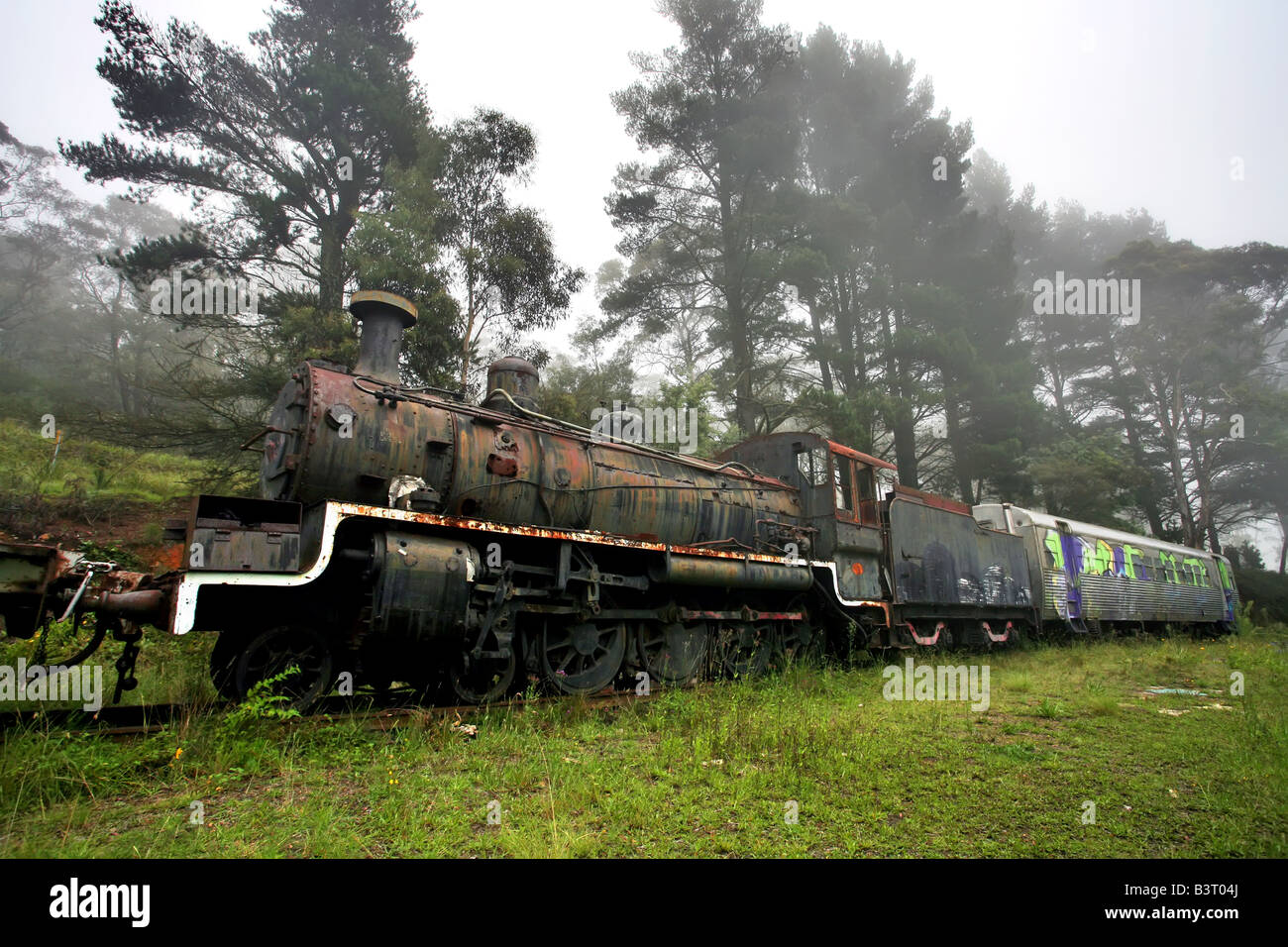 Train à vapeur abandonnés à la rouille du moteur de locomotive historique historique transport cheminée chaudière fonte rivets blue Banque D'Images