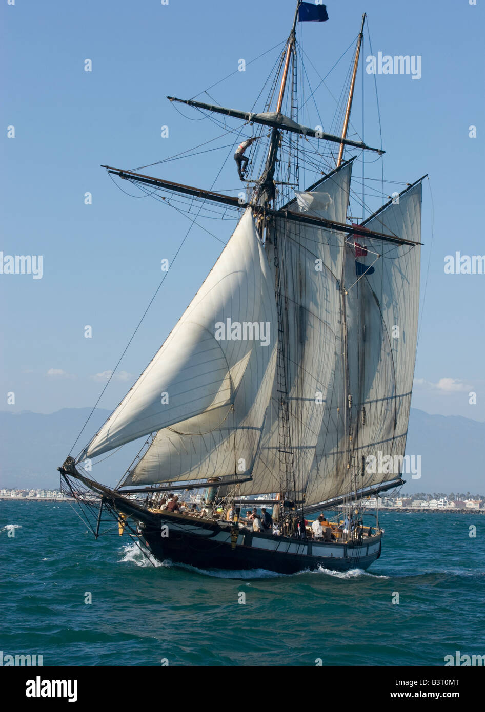 Grand voilier au large de la côte de la Californie d'un marin le gréement voile haut Banque D'Images Grand voilier au large de la côte de la Californie d'un marin le gréement voile haut Banque D'Images