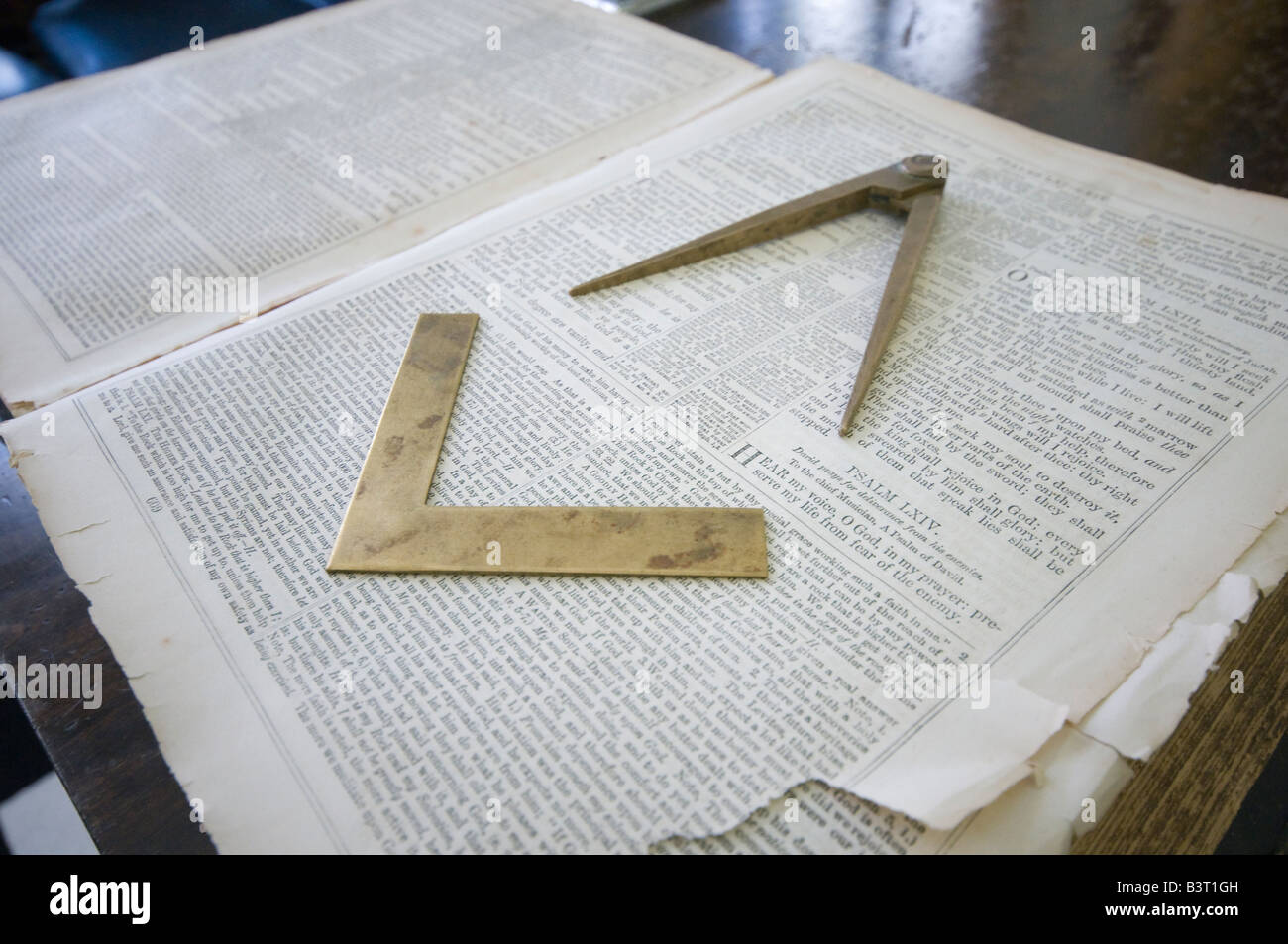 Compas et équerre sur une Bible dans une salle d'artisanat maçonnique Banque D'Images