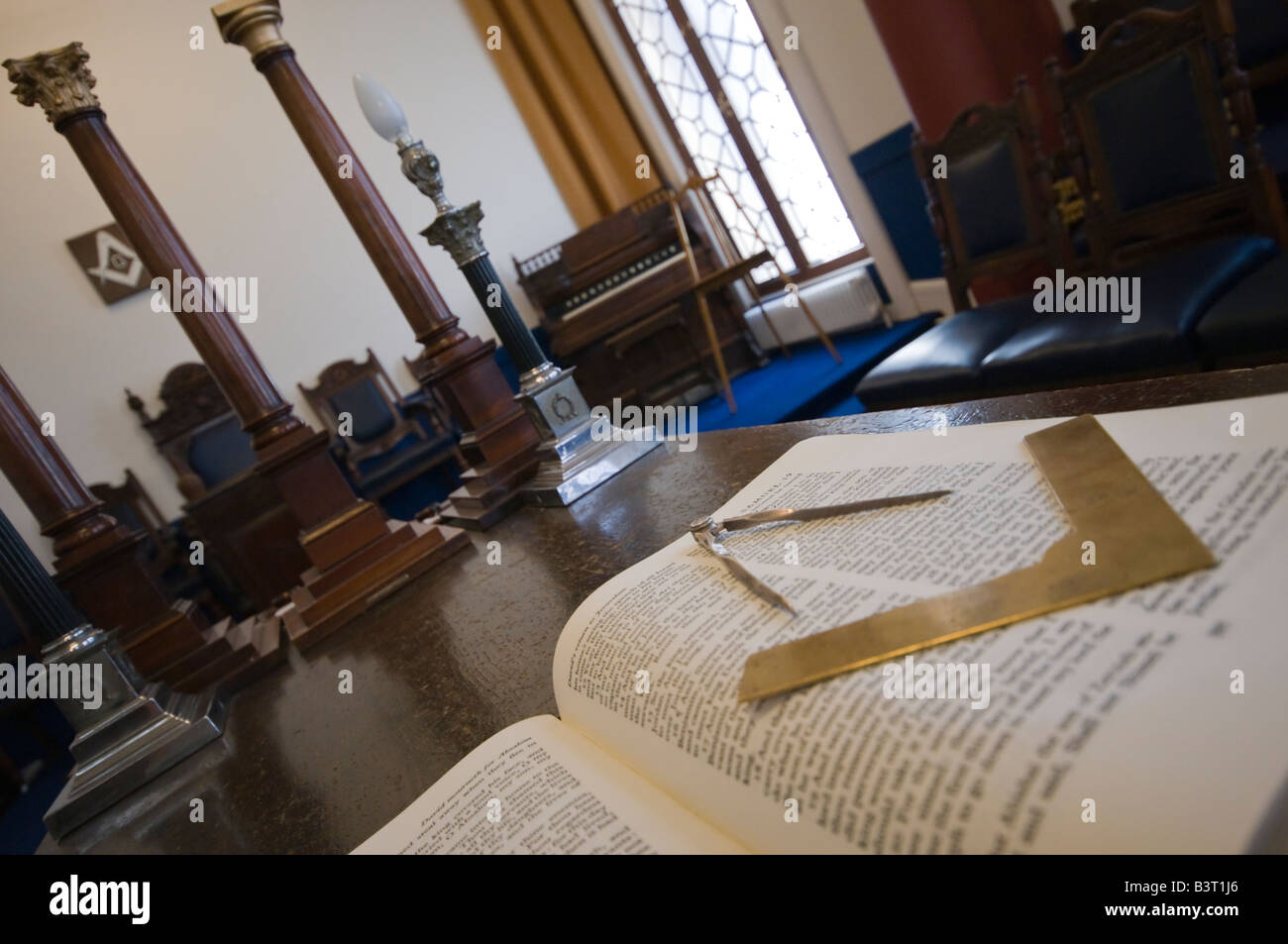 Compas et équerre sur une Bible dans une salle d'artisanat maçonnique Banque D'Images