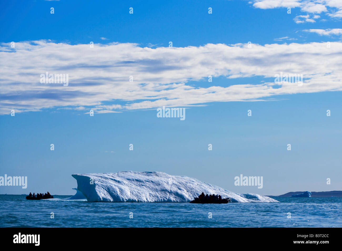 Bateaux par iceberg au large de la côte du Nunavut, Canada Banque D'Images