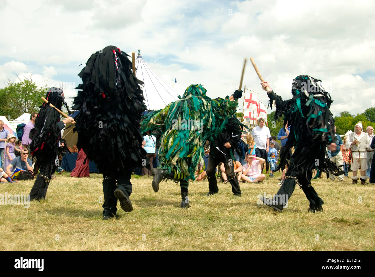Bedlam Morris Dancers en noir robes Rag lutte danse avec des bâtons en style païennes traditionnelles Tewkesbury Fête médiévale l'Angleterre Banque D'Images
