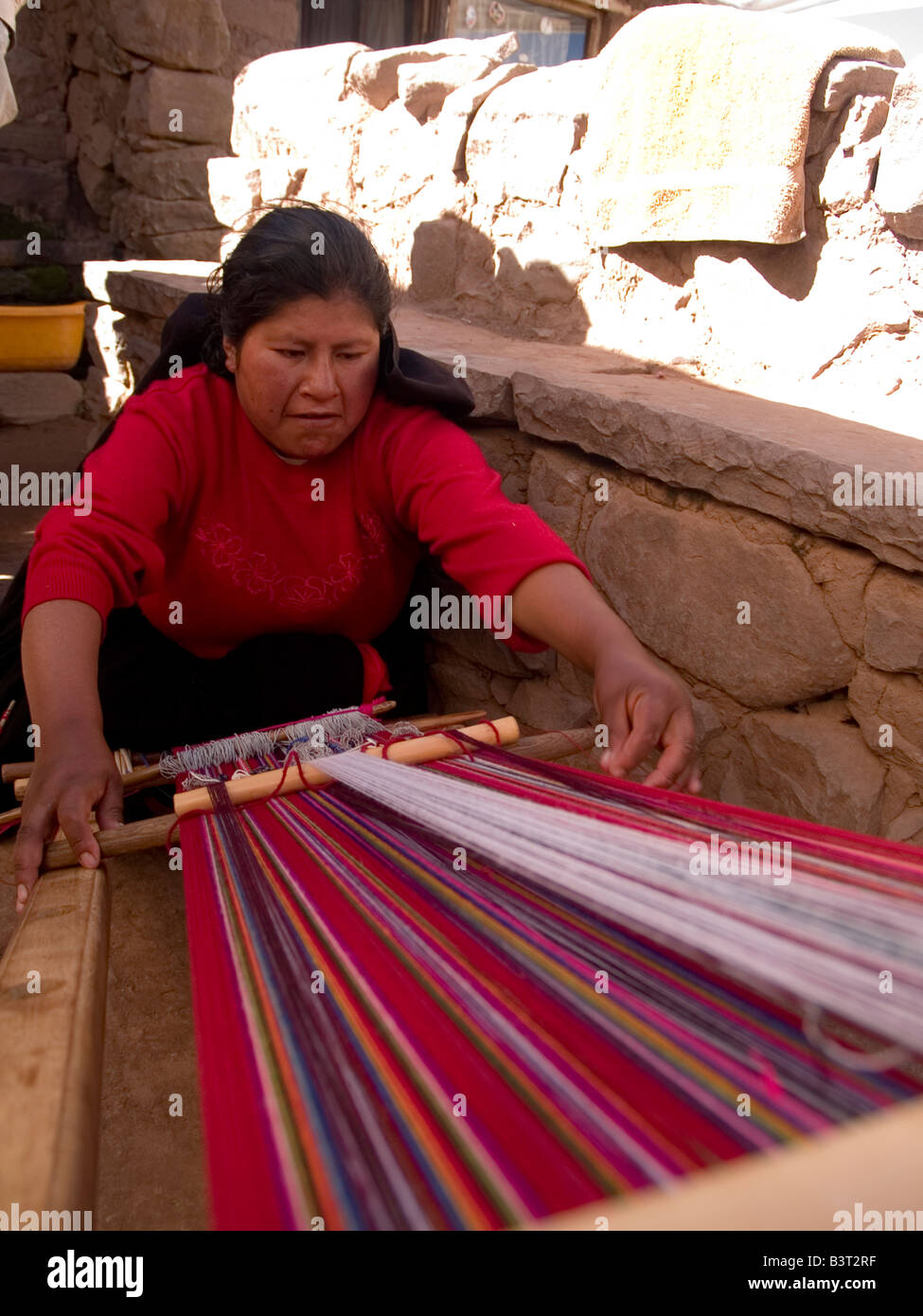 Femme Taquilean le tricot, l'île de Taquile sur le lac Titicaca, Pérou Banque D'Images