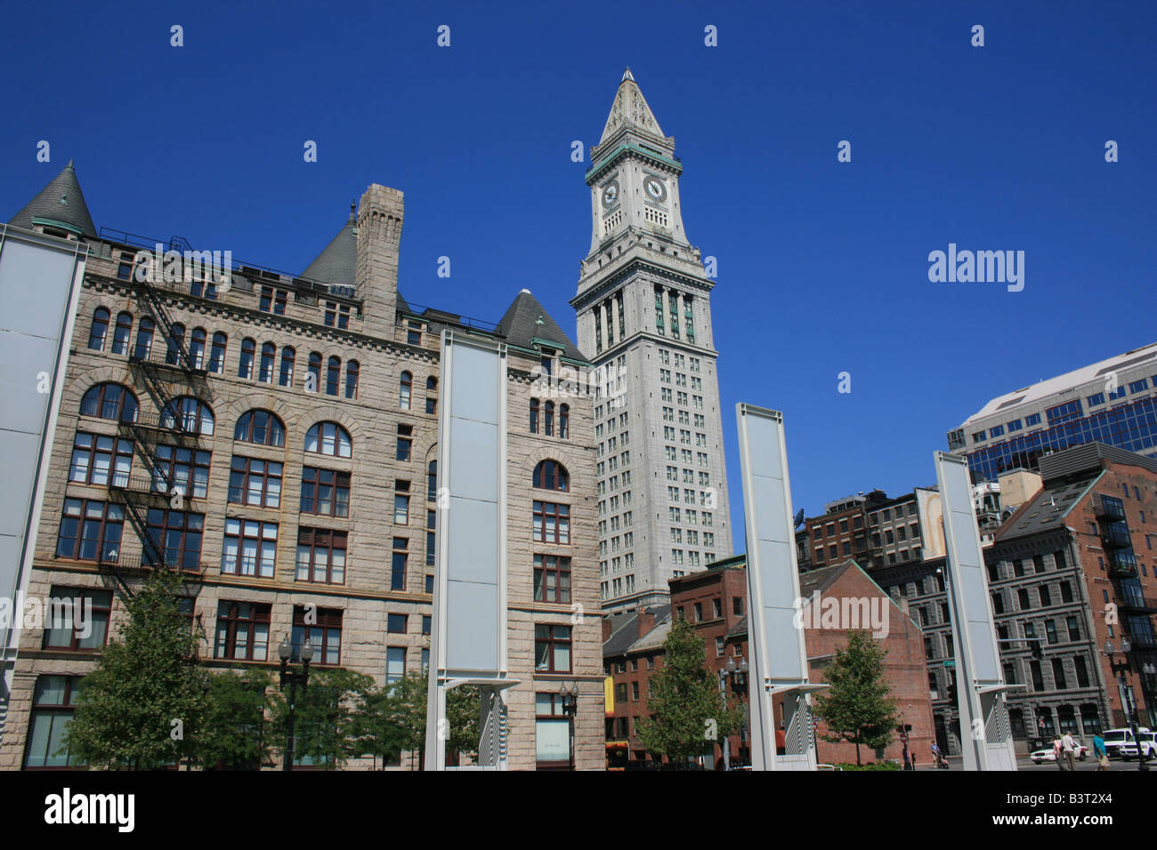 L'installation d'art le long de la Rose Kennedy Greenway (Big Dig) au centre-ville de Boston. Custom House Tower en arrière-plan. Banque D'Images