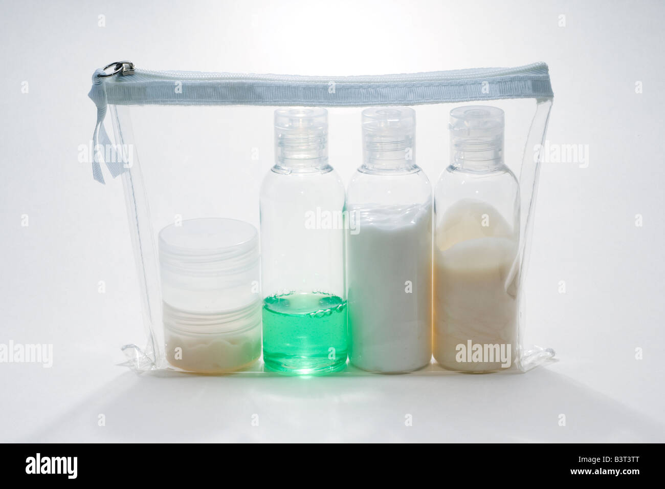 Shampoing voyage des conteneurs dans un sac à fermeture Éclair en plastique transparent Banque D'Images