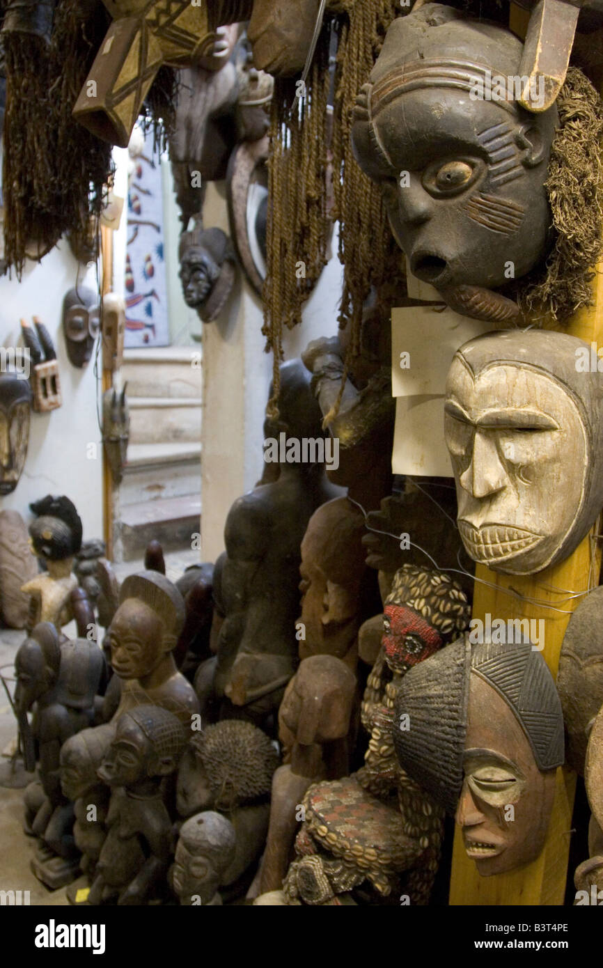 African antiques sculptés exotiques y compris les chiffres des masques statues sur la vente dans le quartier des Marolles sur rue Blaes à Bruxelles Belgique Banque D'Images