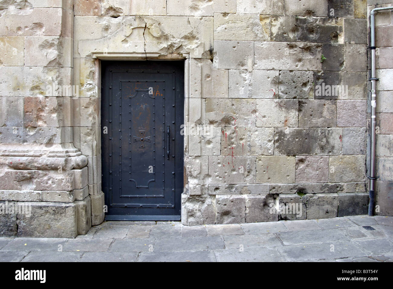 Trous de balle riddle un mur en Barcelone, Espagne. Comme l'histoire va Franco, ancien dictateur de l'Espagne, l'ennemis ici. Banque D'Images