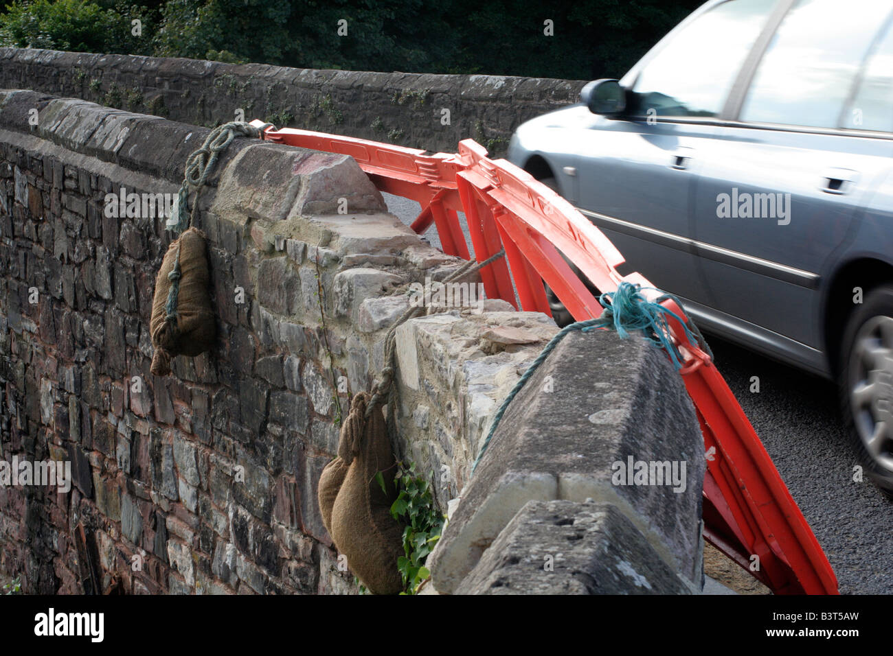 Sur la RÉPARATION DU PONT BICKLEIGH BRIDGE DEVON à la suite de dommages à l'IMPACT PAR VÉHICULE Banque D'Images