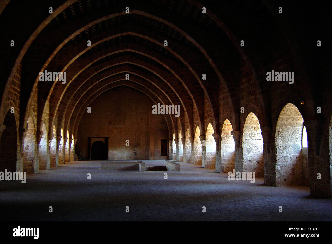 Une longue salle à manger non utilisés dans le monastère de Santas Creus, l'Espagne. Banque D'Images