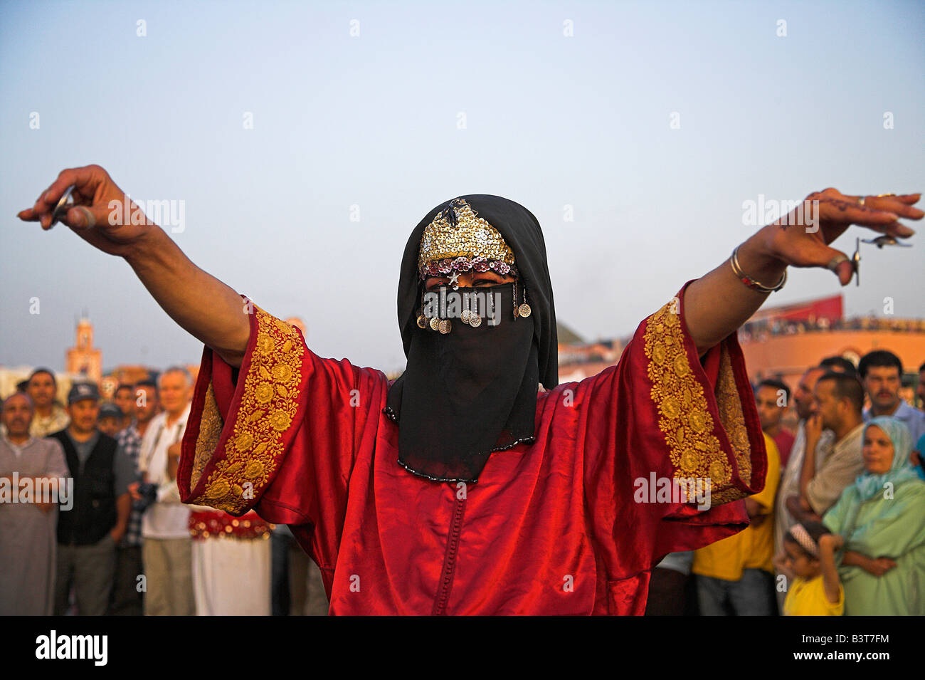 Le Maroc, un travesti traditionnel dancer dans la place Djemaa el Fna, Marrakech, Maroc. Banque D'Images