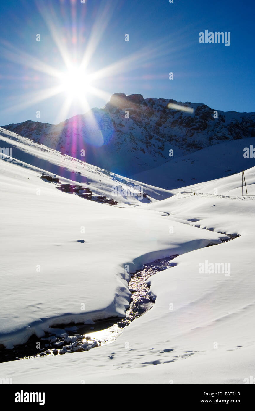 Le Maroc, l'Oukaimeden. Station de ski de l'Oukaimeden Haut Atlas Mountain Stream Banque D'Images